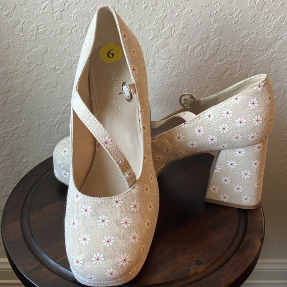 Madden Girl: Tan with flower pattern heeled Mary Jane style shoes- Y2K- 9M - Picture 4 of 16